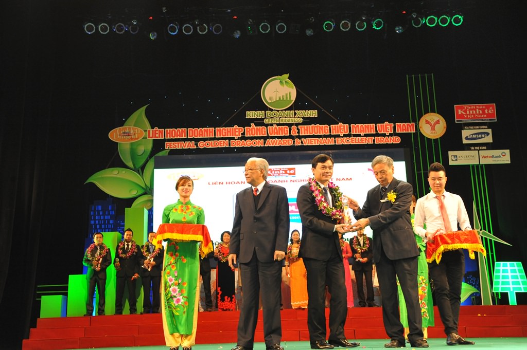 Tập đoàn SUNHOUSE đón nhận giải thưởng Thương hiệu mạnh Việt Nam 2013 1