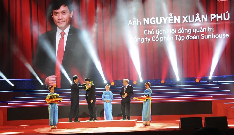Lễ trao Giải thưởng Sao Đỏ - 100 Doanh nhân trẻ Việt Nam tiêu biểu 2014 1