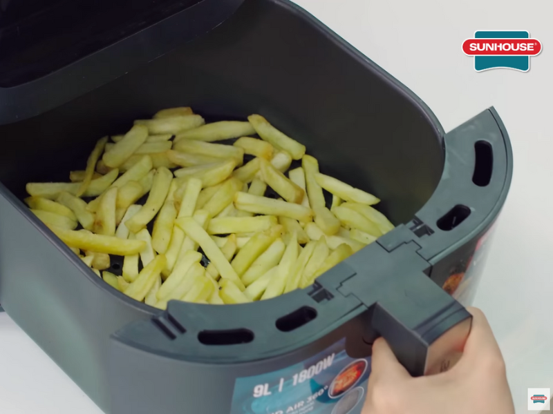 Kéo khay chiên ra để lấy thức ăn