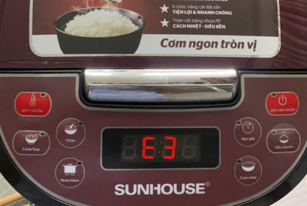 Khi nồi cơm điện SUNHOUSE báo lỗi E3, bạn cần đem sản phẩm ra cơ sở chính hãng để bảo hành
