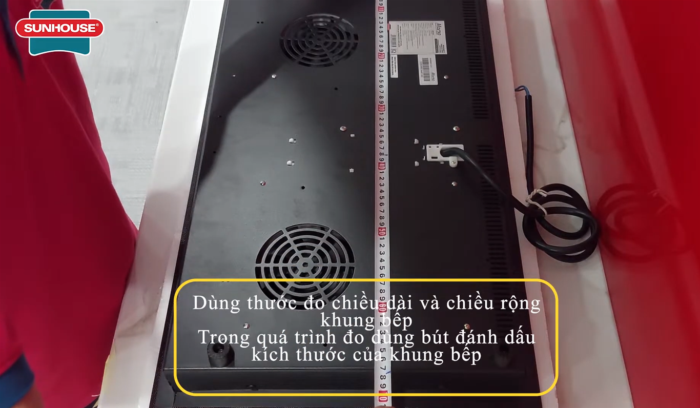 Đo kích thước chiều dài của bếp điện từ âm