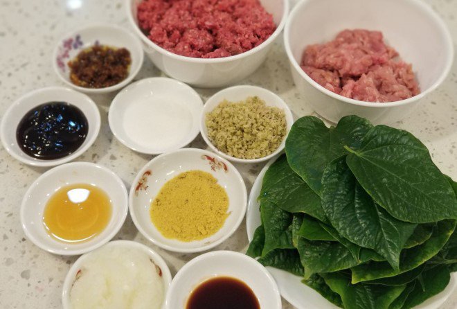 Sơ chế các nguyên liệu làm thịt bò nướng lá lốt bằng nồi chiên không dầu 