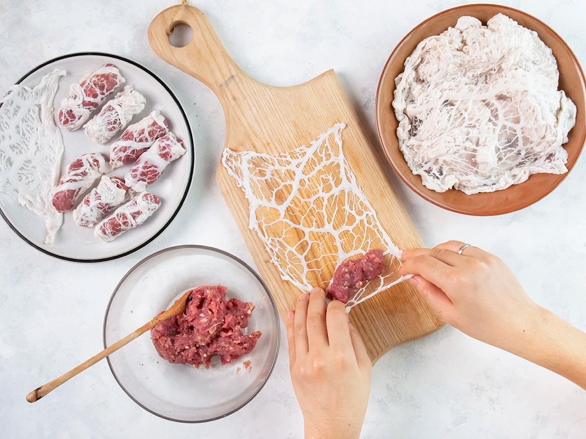 Thao tác cuốn thịt bò với mỡ chài 