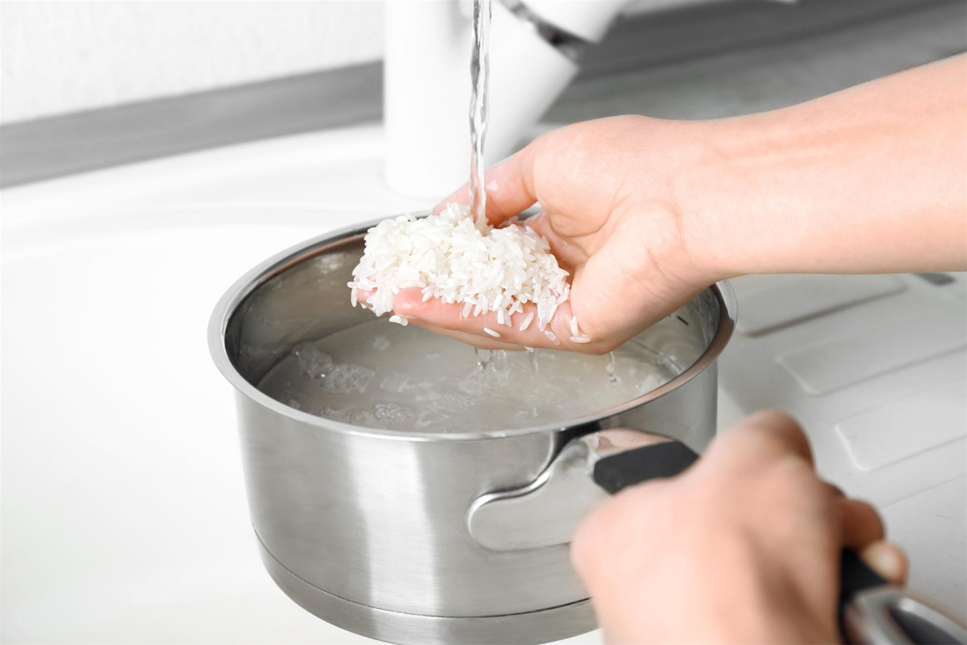Gạo nếp nên được vo sạch và ngâm qua đêm để xôi gấc dẻo, mềm vừa ăn