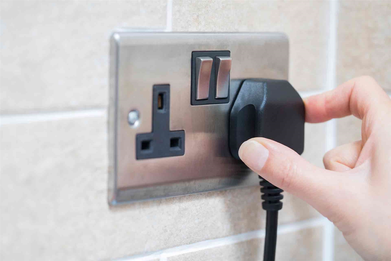 Cắm phích vào ổ điện