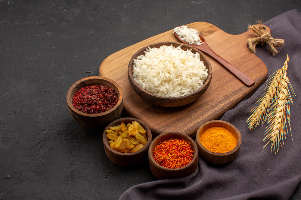 Bạn có thể trộn gạo với bột nghệ để tăng hương vị và thêm đẹp mắt cho món cơm gà