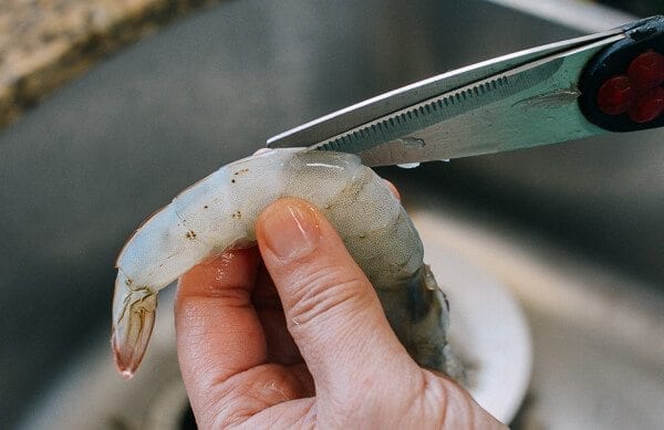 Xẻ đôi phần lưng tôm để lộ chỉ đen