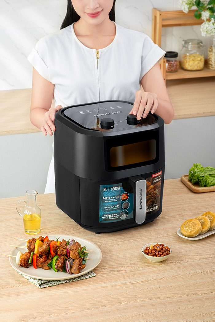 Làm nóng nồi chiên không dầu trong 5 phút ở nhiệt độ 180 độ C
