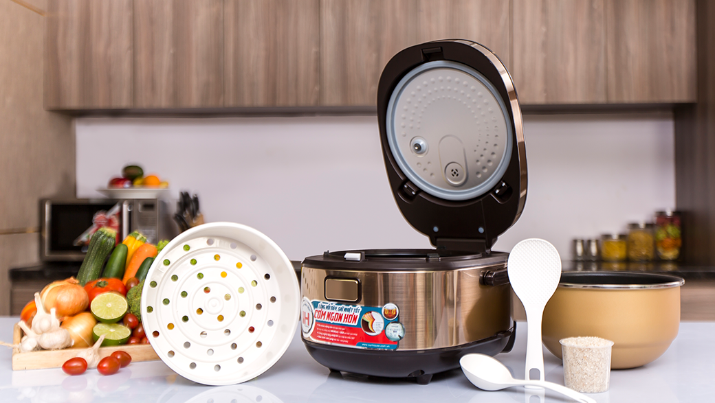 Nồi cơm điện SHD8955 an toàn với sức khỏe người dùng nhờ lòng nồi được phủ chất liệu chống dính Whitford USA và thân nồi được làm bằng chất liệu inox siêu bền