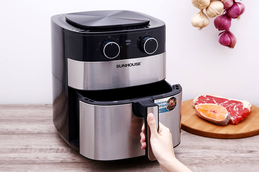 Tay cầm được thiết kế dưới dạng chữ L úp ngược tạo sự thuận tiện cho quá trình cầm nắm, kéo mở nồi và lấy giỏ chiên/ vỉ chiên ra ngoài 