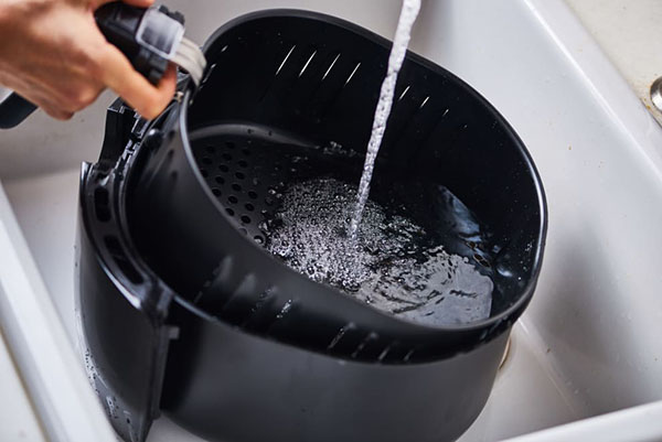 Dễ dàng vệ sinh nồi chiên không dầu sau khi sử dụng