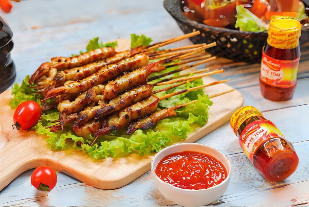 Ướp tôm với hỗn hợp sa tế trong khoảng 20 phút 