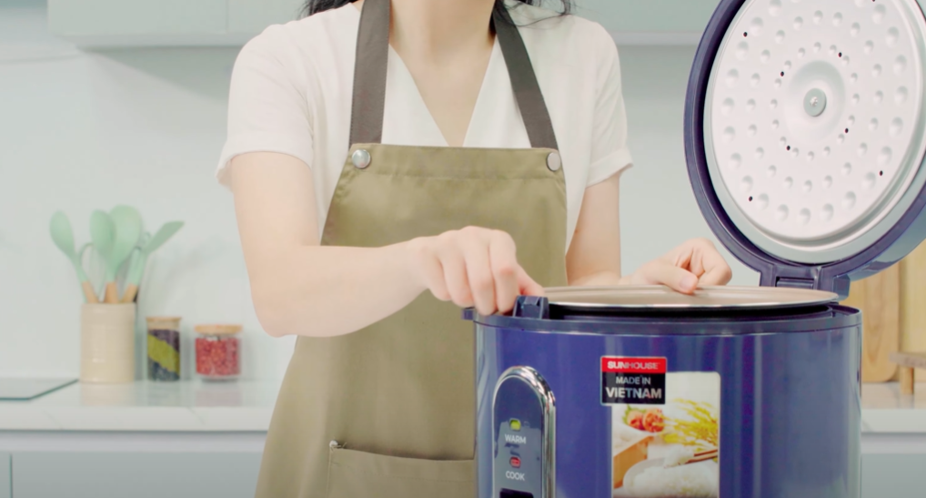 Lưu ý dùng 2 tay đặt lòng nồi vào nồi cơm để tránh nồi bị lệch khiến cơm không chín