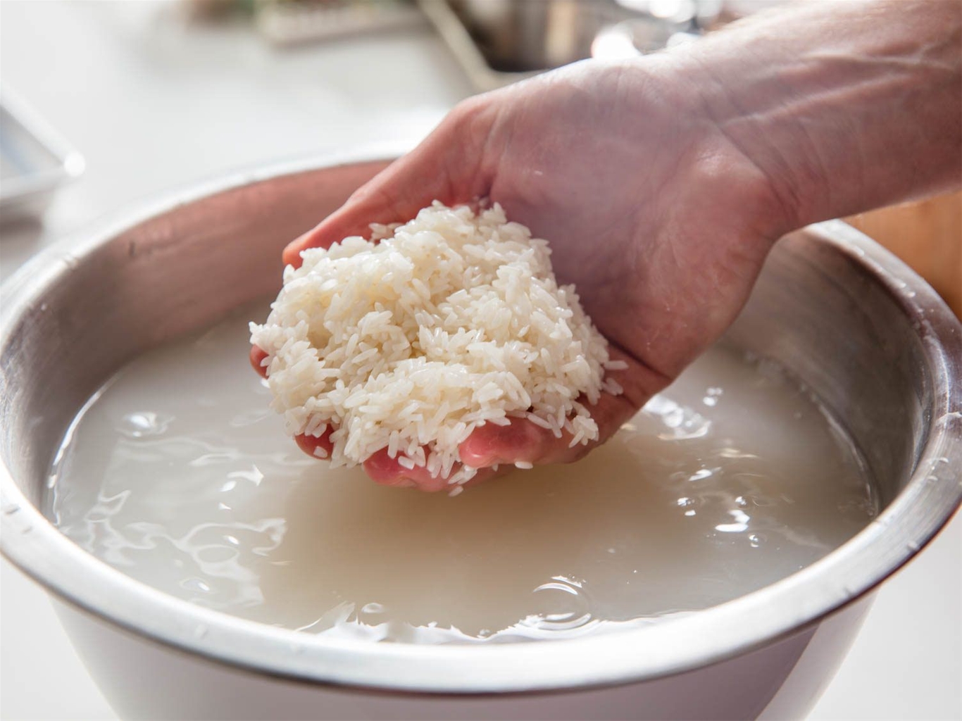 Bạn chỉ nên vo gạo dưới chậu nước sạch khoảng 2 - 3 lần để loại bỏ bụi bẩn