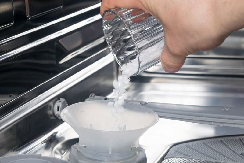 Cho muối vào máy rửa bát
