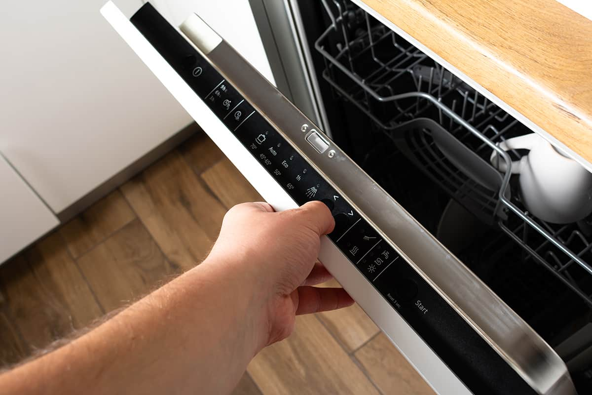 Đóng nắp máy rửa bát