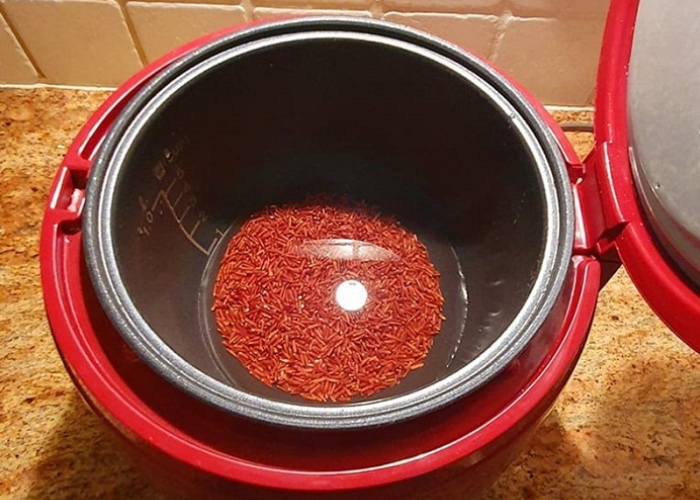 Đong nước và cho cháo vào nồi