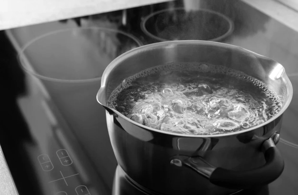 Đun sôi nước và mở nắp