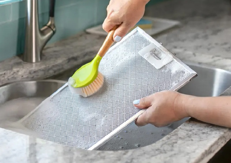 Dùng bản chả chà xát dầu mỡ