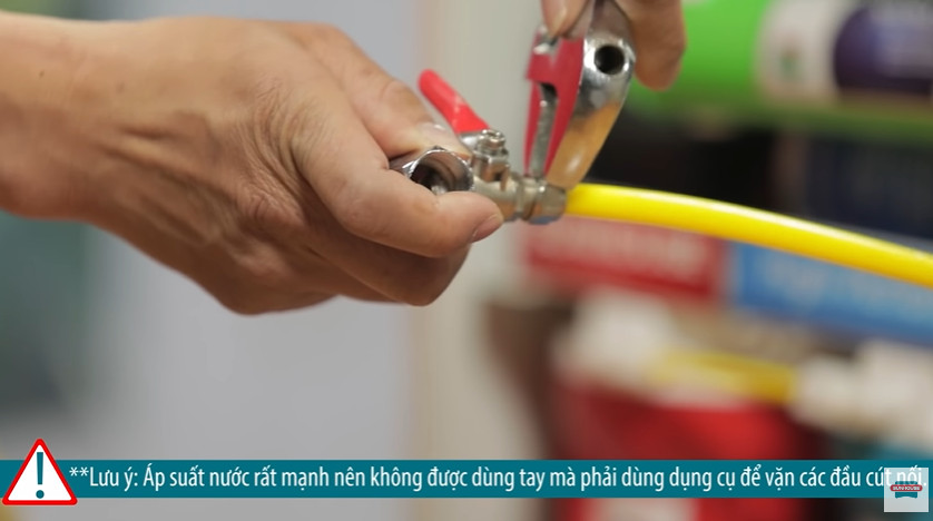 Dùng mỏ lết vặn các đầu