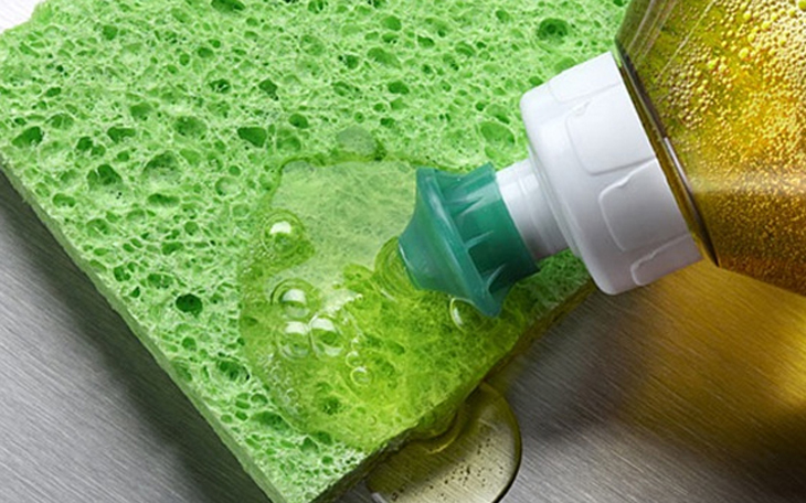 Dùng nước rửa chén tẩy dầu mỡ