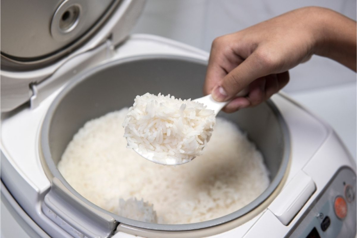 Với chế độ giữ ấm suốt 24 tiếng của nồi điện tử, cơm vẫn được độ ẩm, hạt cơm dẻo thơm, không bị cháy hay khô