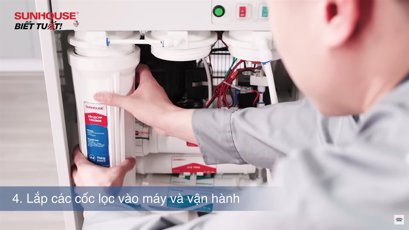 Lắp cốc lọc vào vị trí ban đầu