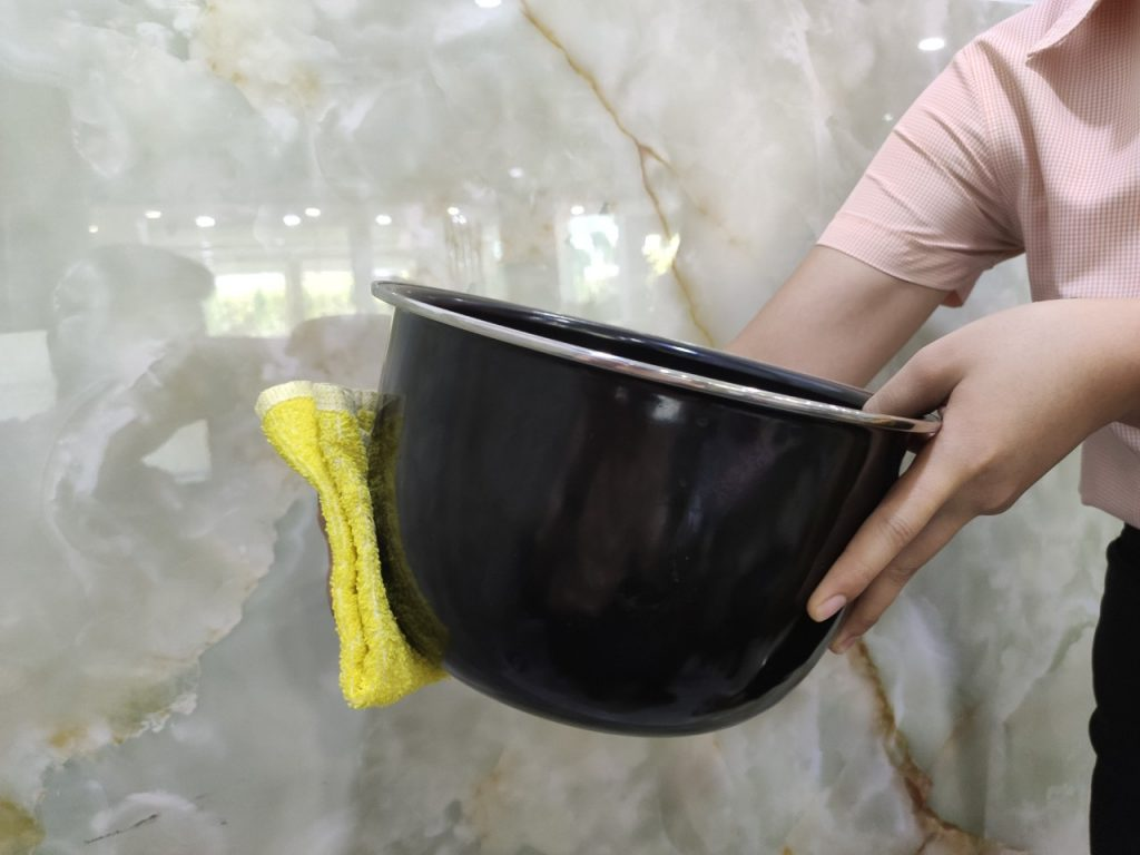 Lau sạch đáy nồi