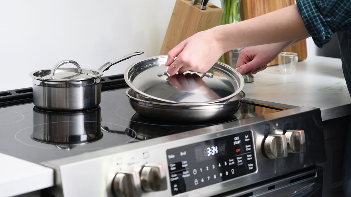 Lấy nồi chảo khỏi bếp sau khi nấu xong