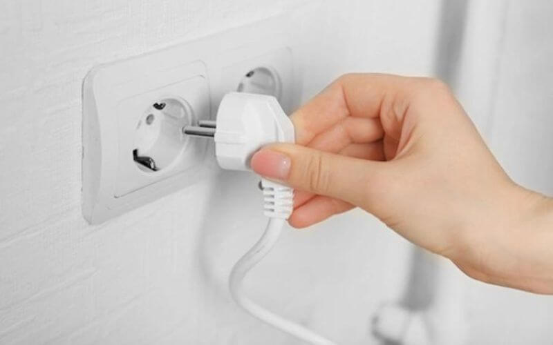 Rút phích cắm điện