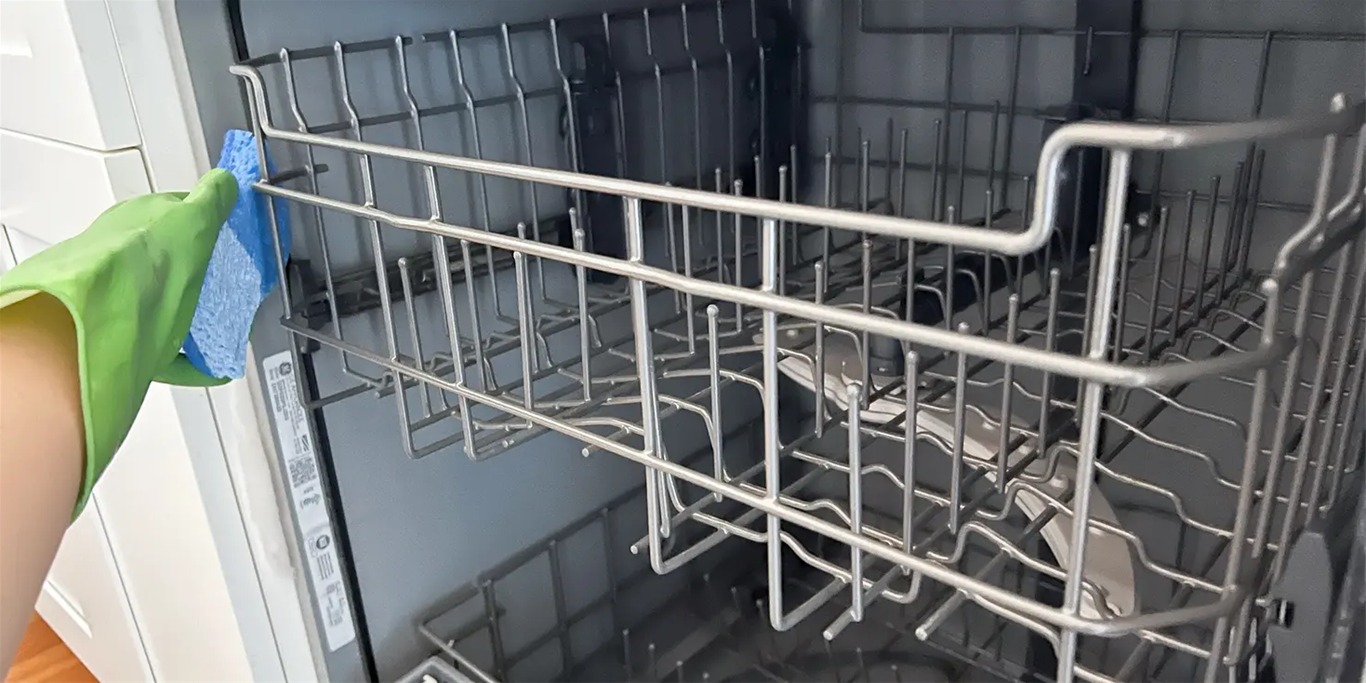 Sử dụng bàn chải để cọ rửa