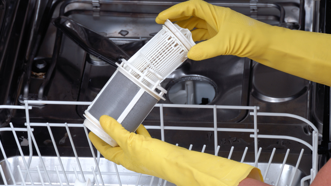 Tách bộ phận lọc ra khỏi máy rửa bát