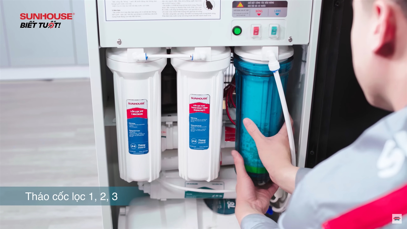Tháo từng cốc lọc và tiến hành xả hết khí