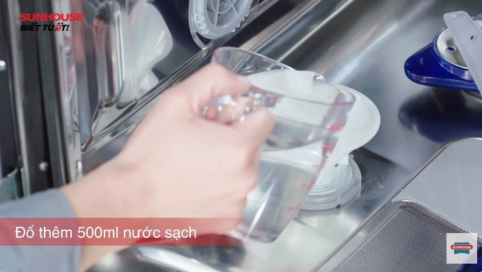 Thêm nước vào ngăn chứa muối