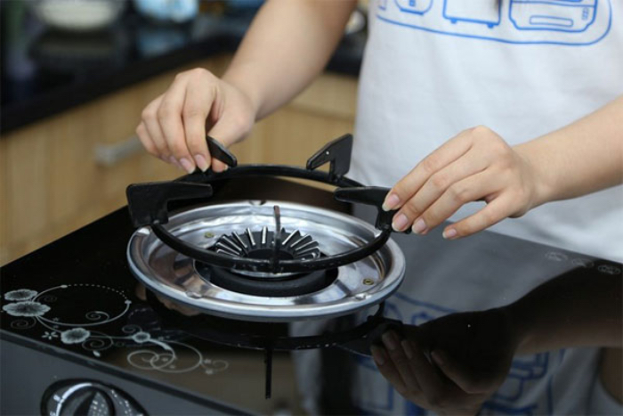 Vệ sinh bếp ga thường tốn khá nhiều thời gian và công sức 