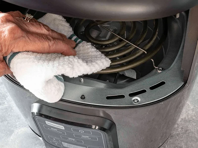 Tháo nồi chiên không dầu để vệ sinh đơn giản với 4 bước 