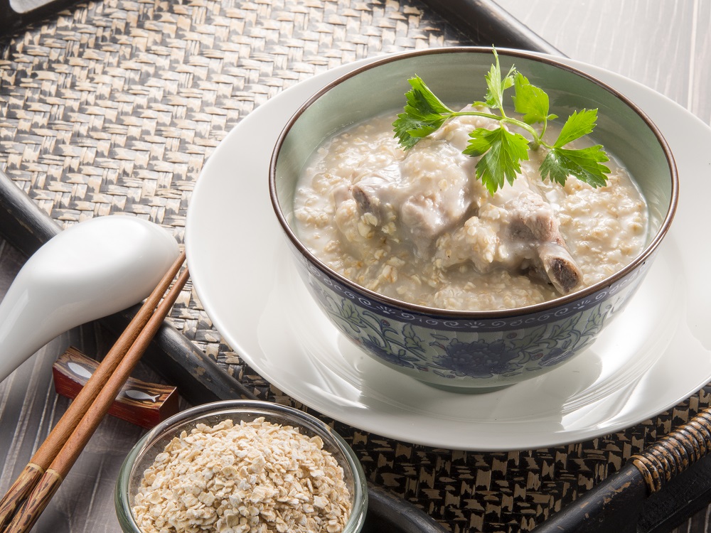 Cháo móng giò nấu bằng nồi cơm điện giúp phần móng mềm và thơm hơn. 