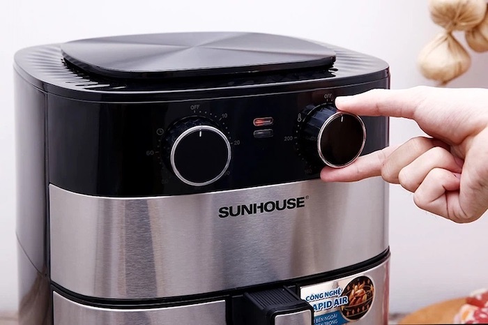 Bạn cần lưu ý về thao tác, ký hiệu để tránh xảy ra những tình huống không mong muốn khi sử dụng nồi chiên không dâu nút vặn