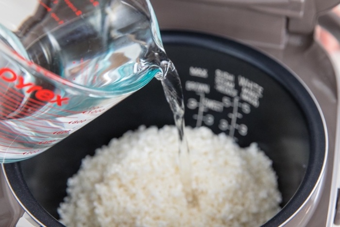 Bạn hoàn toàn có thể đong chính xác lượng nước dựa vào các vạch có sẵn trong lòng nồi và cốc đong gạo có sẵn