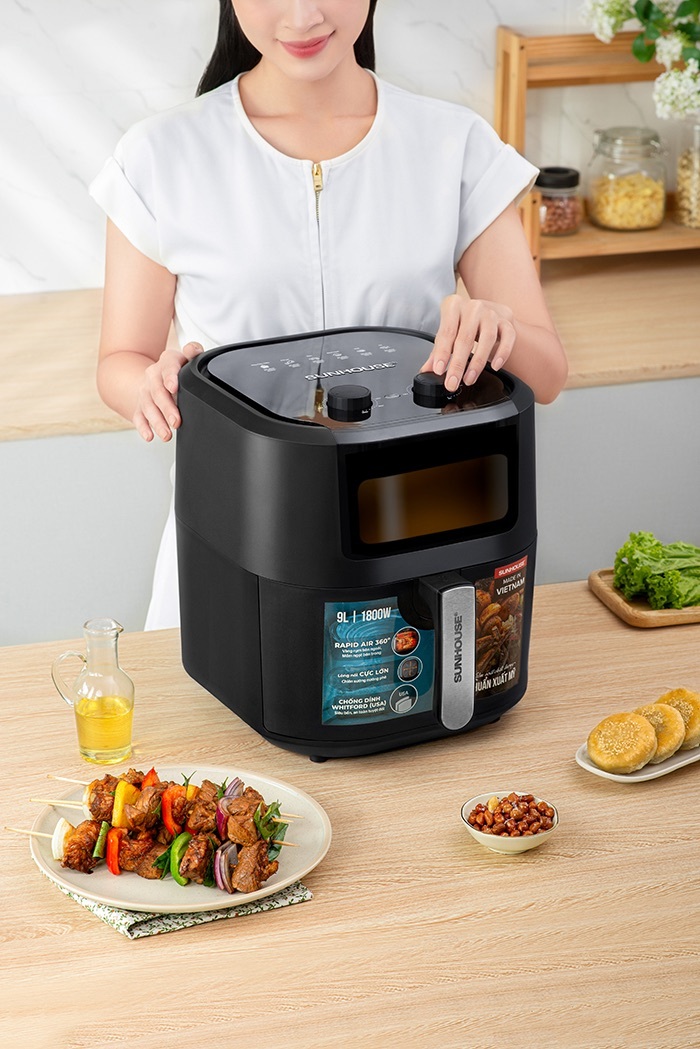 Làm nóng nồi chiên không dầu ở mức nhiệt 180 độ trong vòng 5 phút để nhiệt tỏa đều khoang chiên, giúp vải mau khô mà không bị cháy khét 