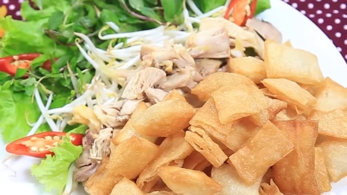 Bạn hãy làm món phở chiên phồng gà trộn bằng nồi chiên không dầu chiêu đãi gia đình mỗi dịp sum vầy.