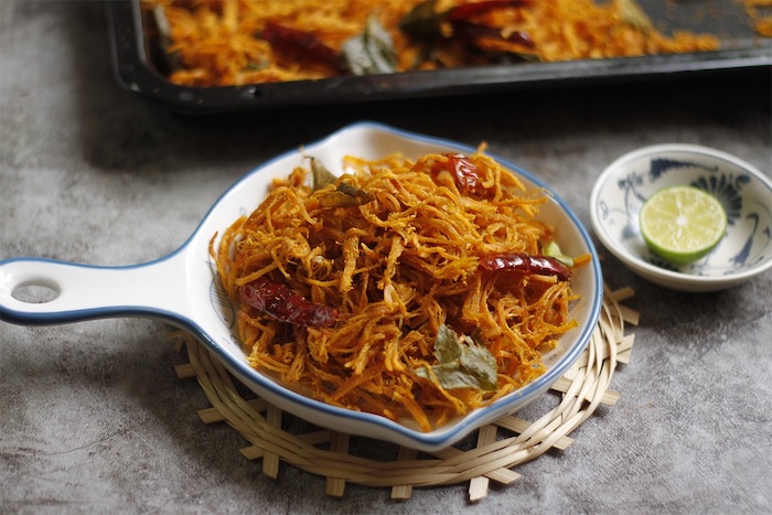 Khô gà lá chanh thơm ngon, mềm dai khó cưỡng