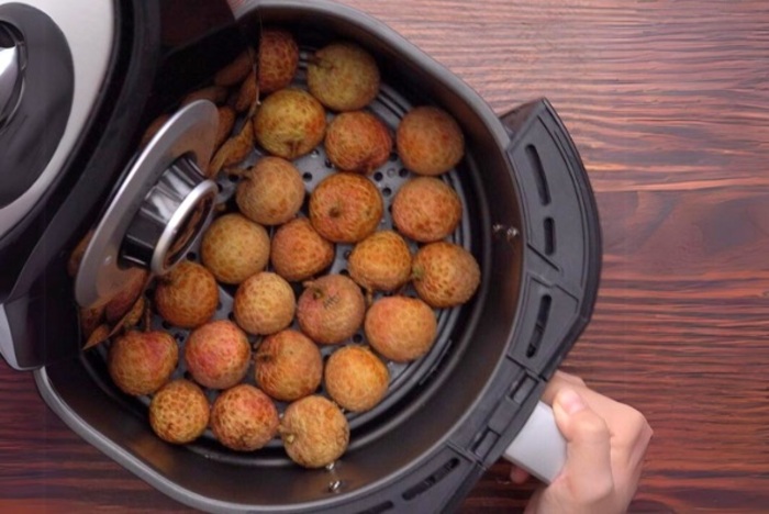 Xếp vải dàn đều vào giỏ chiên, không nên xếp chồng lên nhau để luồng khí nóng có thể lan tỏa làm khô đều vải  