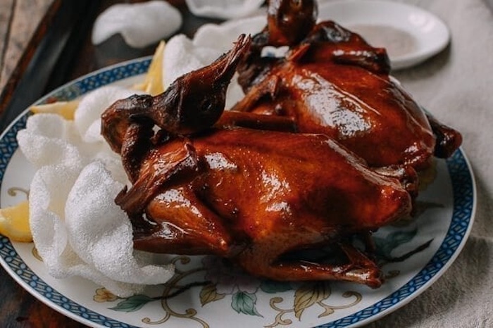 Đĩa bồ câu nướng mật ong thơm ngon ăn cùng phồng tôm 
