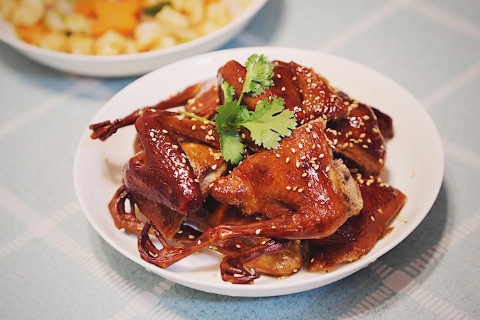 Bồ câu nướng mật ong bằng nồi chiên không dầu sau khi hoàn thành sẽ có màu vàng óng và hương vị thơm ngon khó cưỡng