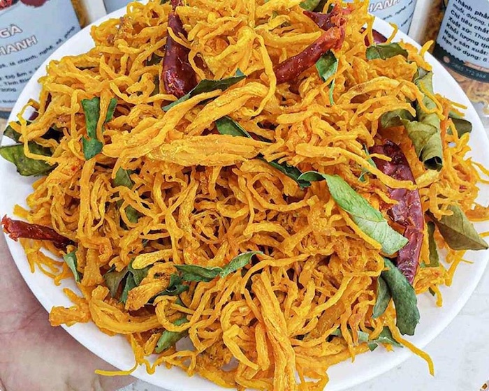 Khô gà có màu vàng tươi, không quá khô, thơm mùi lá chanh đặc trưng
