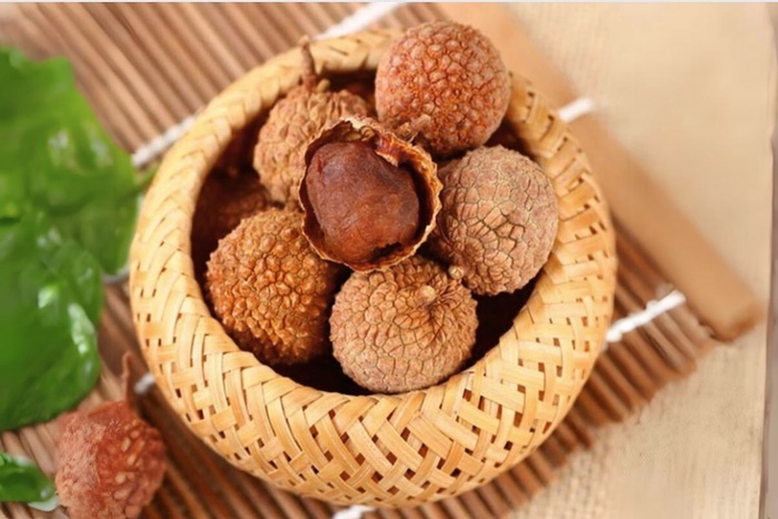 Vải sấy đạt chất lượng có màu vàng sẫm, dẻo dẻo không quá khô, vị ngọt thanh đậm đà 