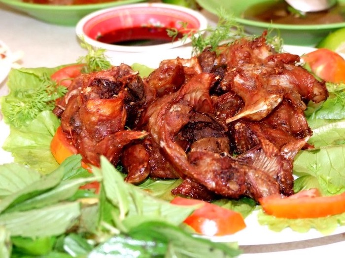 Bồ câu nướng mật ong sau khi hoàn thành có thể chặt thành miếng để mọi người cùng thưởng thức