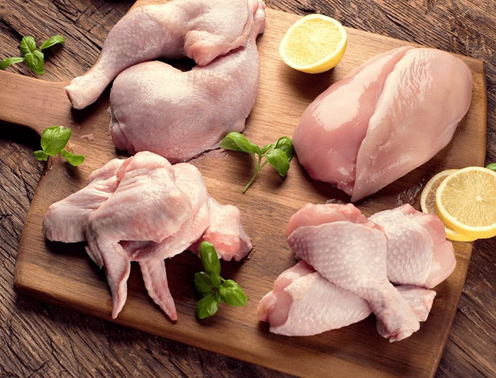 Khi chọn thịt gà cần chọn phần thịt có màu tươi ngon, săn chắc và giữ được độ đàn hồi
