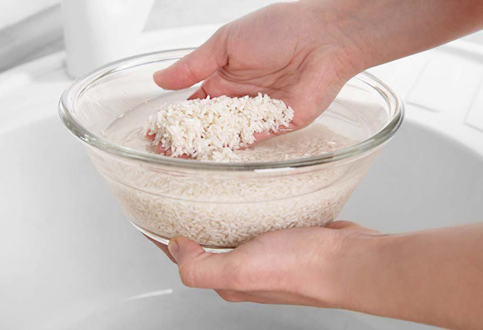 Vo sạch gạo dưới 2 - 3 lần nước để loại bỏ bụi bẩn